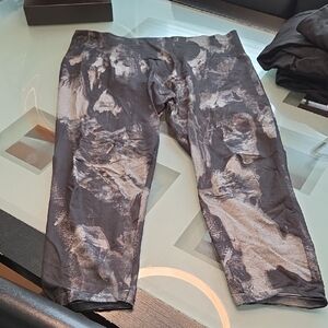 Stretch Patterned Capri Leggings in Black and Gray